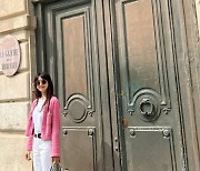 이요원, '핑크자켓+명품백' 누가 '애셋맘'으로 보겠어?