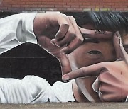 손흥민 '찰칵 세리머니', 영국 런던에 벽화로 등장