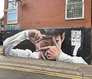 영국 런던에 손흥민 '찰칵 세리머니' 벽화 등장