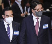 권성동 "입법 폭주" vs 박홍근 "협상 농단"