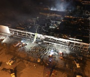 [포토] 1천명 있었는데..폭격 당한 우크라 쇼핑센터 현장