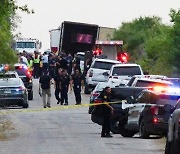 찜통 트레일러서 시신 48구 발견, 2명 병원서 사망.. 반복되는 미국 국경의 '비극'