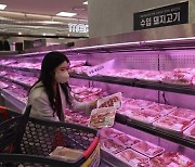 이번엔 캐나다산 돼지고기 싸게 팔린다..대형마트들 잇따라 할인행사 진행