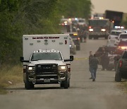 미 국경 이주자의 비극..땡볕 속 트레일러서 시신 46구 발견