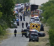 美 텍사스 주차된 트레일러서 시신 46구 발견