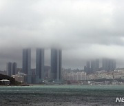 부산 고층빌딩 삼킨 먹구름