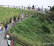 나들이객 북적이는 제주 성산일출봉