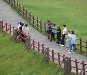 기념 촬영하는 외국인 관광객