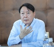 나토 정상회의 사전 점검회의하는 윤석열 대통령