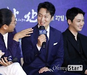 [오마이포토] '한산: 용의 출현' 김한민-박해일, 눈 맞추는 인생친구