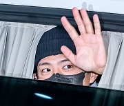 박보검,'차 창문 내리고 팬들에게 다정한 인사' [사진]