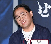 명량 이어 8년만 한산으로 돌아온 김한민 감독,'거북선 목걸이 눈길' [사진]
