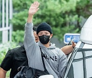 박보검,'차에 오르는 순간에도 밝은 인사' [사진]