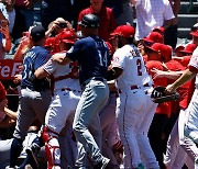 난투극 벌인 MLB 에인절스 · 시애틀, 총 12명 출장 정지 징계