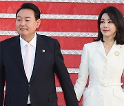 김건희 여사, 기내서 언론에 첫 인사.. 영부인 외교전 시동