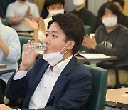 경찰, '이준석 성 상납' 의혹 김성진 대표 30일 조사