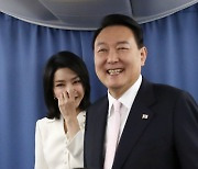 "감사합니다" 김건희 여사, 나토行 기내서 언론에 첫 인사