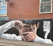 '찰칵 세리머니' 손흥민, 영국 런던에 벽화로 등장