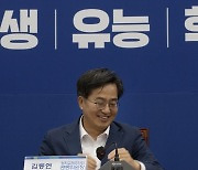 정치교체추진위원회에서 발언 마친 김동연 당선인