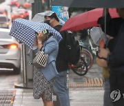 우산 꽉 잡아!