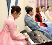 피아노 연주하는 김예지 의원