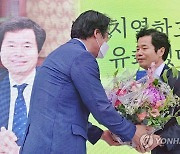 꽃다발 받는 김승환 전북교육감