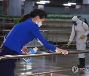 북한 평양지하상점 소독하는 종업원들
