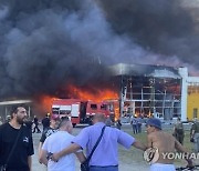 우크라 쇼핑몰 공습 사망자 18명으로 늘어..36명 실종