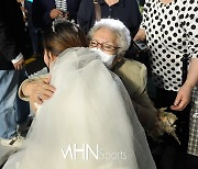 서원밸리 '캄보디아 손주 며느리와 얼싸 안은 할머니'[포토]