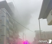 진천 빌라 3층서 불..연기 흡입한 여성 2명 병원이송