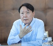 尹 국정수행 평가 잇따라 '데드크로스'..하락세 지속