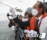 해상 헌화하는 제2연평해전 유가족들