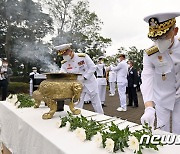 제2연평해전전적비에 헌화하는 이종호 해군참모총장