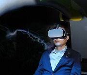 VR 체험하는 조용만 차관
