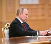 카스피해 국가 정상회담서 발언 듣는 푸틴 대통령