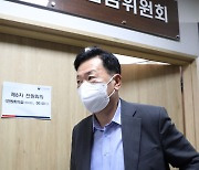 굳은 표정으로 최저임금위 떠나는 류기정 한국경영자총협회 전무