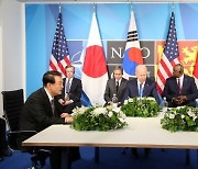 尹 "한미일 협력, 세계 평화 중심축"..바이든 "3각공조 강화"
