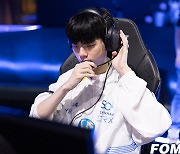 [포토] LCK 경기 준비하는 '데프트' 김혁규