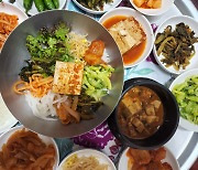 [맛있수다] 여러 식재료 어울려 '알록달록 보리밥' 상다리 휘청