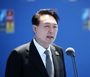 [속보] 윤 대통령 "한·미·일 협력, 북핵 고도화될수록 강화"