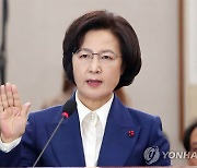 SNS에 기자 실명·전번 공개한 추미애..법원 "200만원 배상"