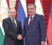 "우크라 침공 후 첫 해외순방"..푸틴, 타지키스탄 대통령과 정상회담