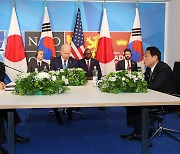 한·미·일 정상 "북핵 3각 공조 강화..세계 평화 안정의 중심축"