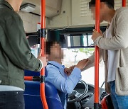 마스크 써 달라는 버스기사에 주먹질..60대 취객 현행범 체포