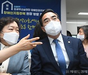 [헤럴드pic] 대화하는 박홍근 더불어민주당 원내대표와 인재근 의원