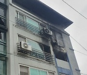 진천 4층 빌라서 불..2명 연기 흡입