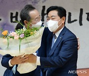 '김관영 전북도지사 당선인에 꽃다발 받는 송하진 전북도지사'