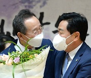 '마주한 송하진 전북도지사와 김관영 당선인'