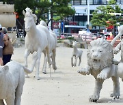 개장 앞두고 설치된 동물 모래조각 작품