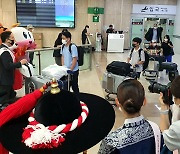 김포공항에 입국하는 승객들
